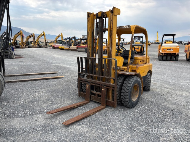 1996 Hyster H60C 7500 lb Pneumatic Tire Forklift (Inoperable)