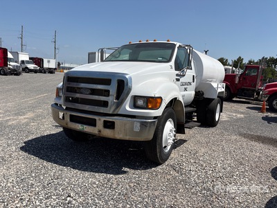2007 Ford F-750 XL 2000 gal 4x2 Camion à eau (Inoperable)