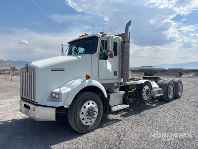 1999 Kenworth T800 8x4 Ciągnik siodłowy z kabiną dzienną Tri/A