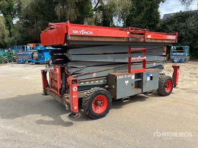 2015 Skyjack SJ9250RT 4x4 Diesel Scissor Lift