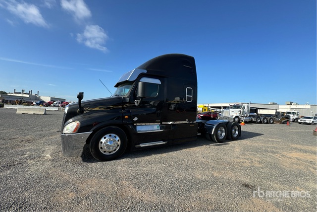 2015 Freightliner Cascadia 125 6x4 T/A Sleeper Truck Tractor