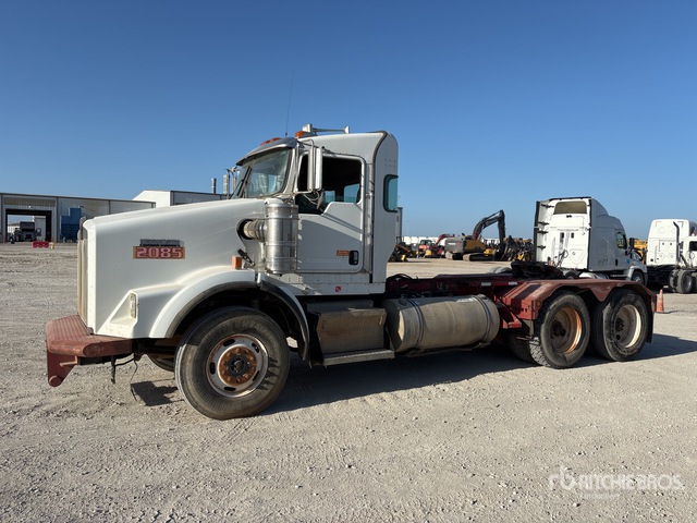 2009 Kenworth T800 6x4 T/A Day Cab Truck Tractor