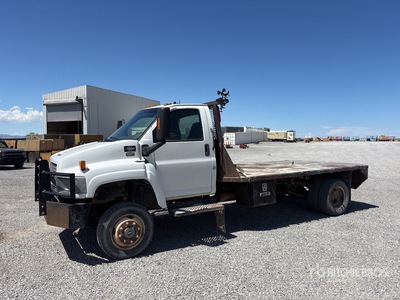 2006 GMC 5500 4x4 Crew Cab Ciężarówka z płaską platformą