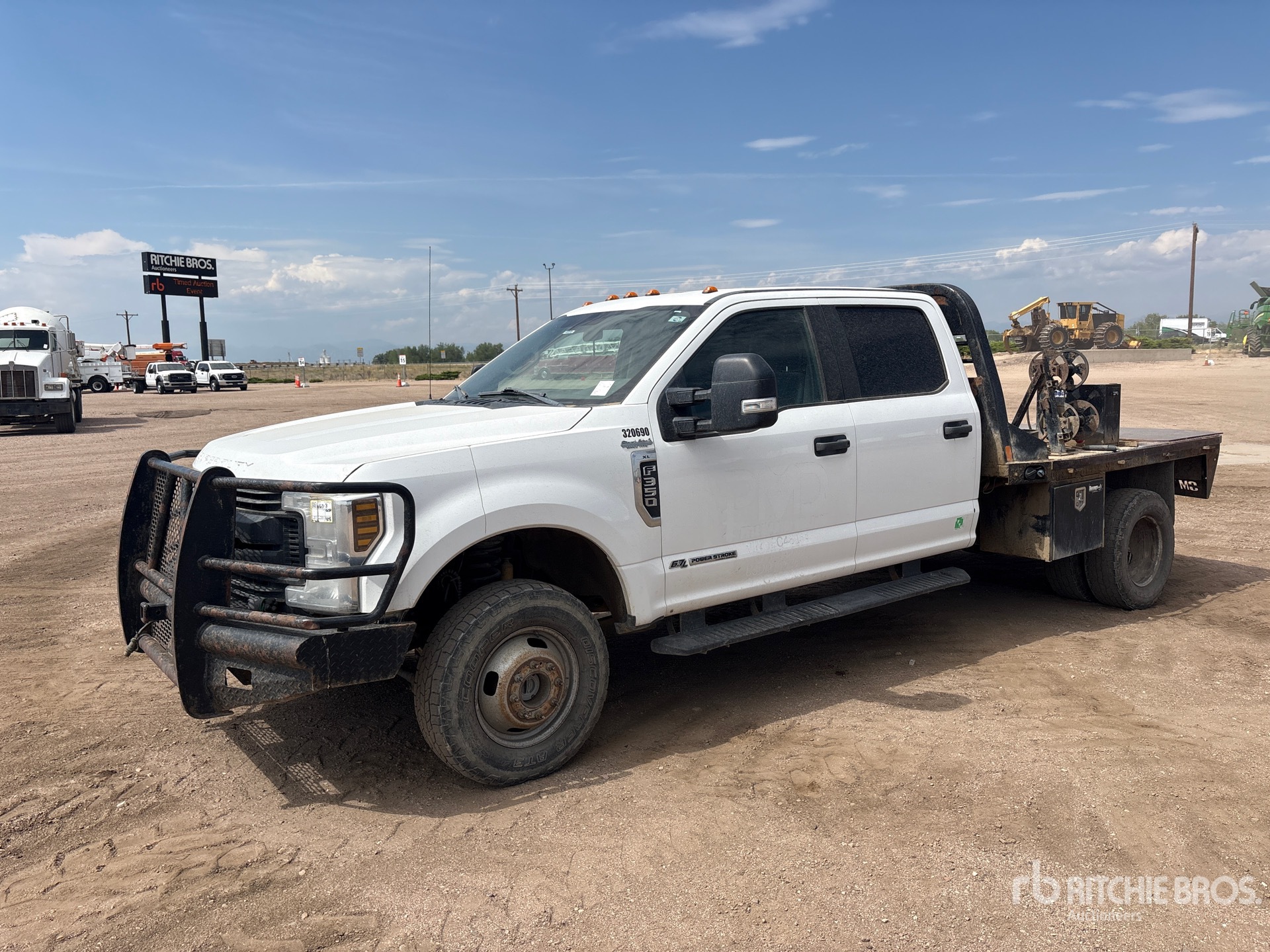 2018 Ford F-350 XL 4x4 Crew Cab Flatbed Truck