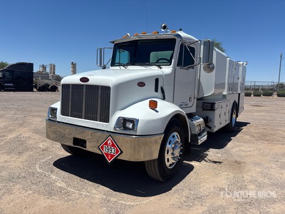 2001 Peterbilt 330 4x2 Ciężarówka do przewozu paliwa i oleju