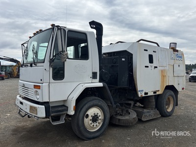 Schwarze A7000 on 1999 Sterling SC8000 Camion balai