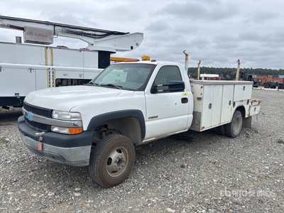 2002 Chevrolet Silverado 3500 4x2 Utility Truck (Inoperable)