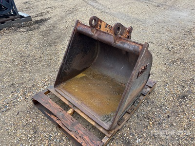 CWS 35 in Backhoe Loader Bucket - Fits Case 580