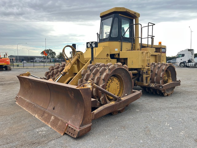 1986 Cat 825C Soil Compactor