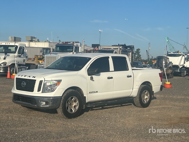 2017 Nissan Titan 4x2 Crew Cab Pickup