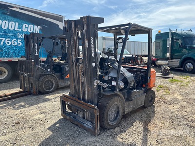 2022 Doosan G25E-7 4600 lb Pneumatic Tire Chariot Élévateur (Inoperable)