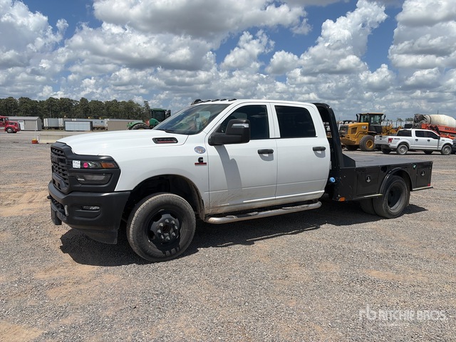 2025 Ram 3500 4x2 Crew Cab Flatbed Truck