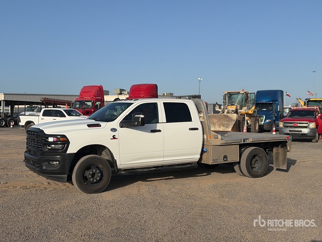 2025 Ram 3500 4x2 Crew Cab Flatbed Truck