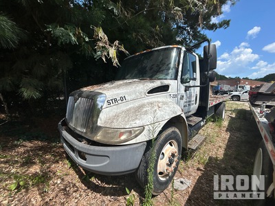 2002 International 4300SBA 4x2 شاحنة مسطحة
