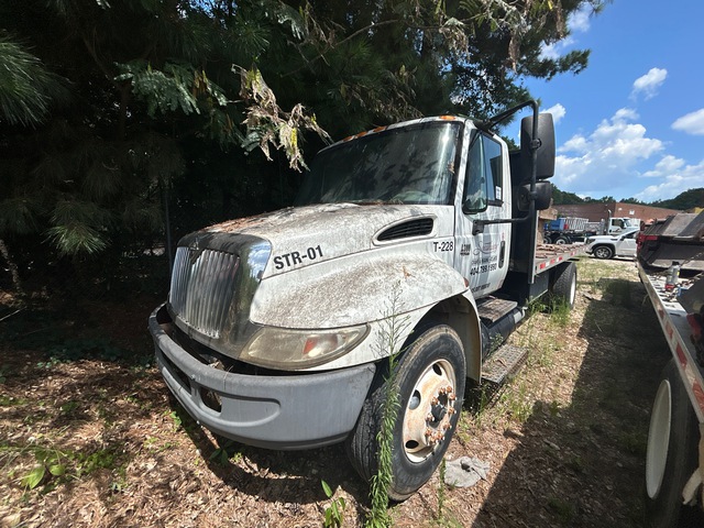 2002 International 4300 4x2 Flatbed Truck (Inoperable)
