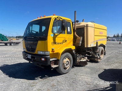 2010 Elgin Whirlwind MV on 2010 Nissan UD3300 Camion balai