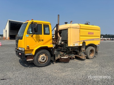 2010 Elgin Whirlwind MV on 2010 Nissan UD3300 Zamiatarka uliczna