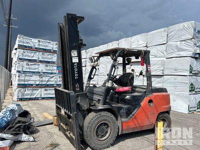2015 Toyota 8FD45U 9050 lb Cushion Tire Forklift (Inoperable)