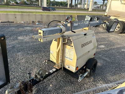2014 Doosan LSC 6 kW を見 Light Tower