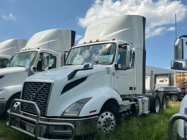 2020 Volvo VNL 300 6x4 T/A Day Cab Truck Tractor (Inoperable)