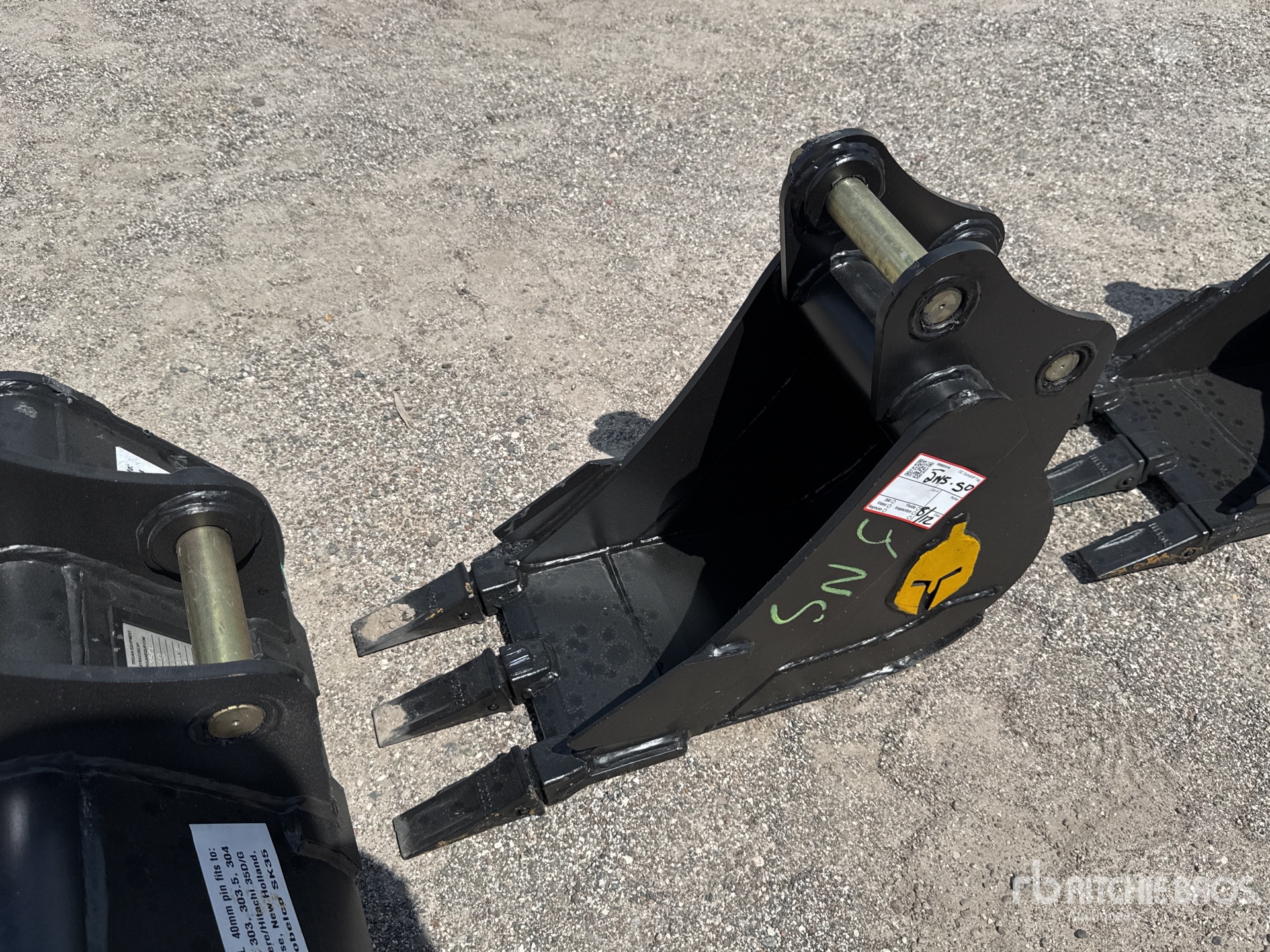 Trojan 35CL 12 in Digging Excavator Bucket - Fits 40 mm Cat 303, 303.5, 304 Case, New Holland, Kobelco SK35 Deere/Hitachi 35D/G (Unused)