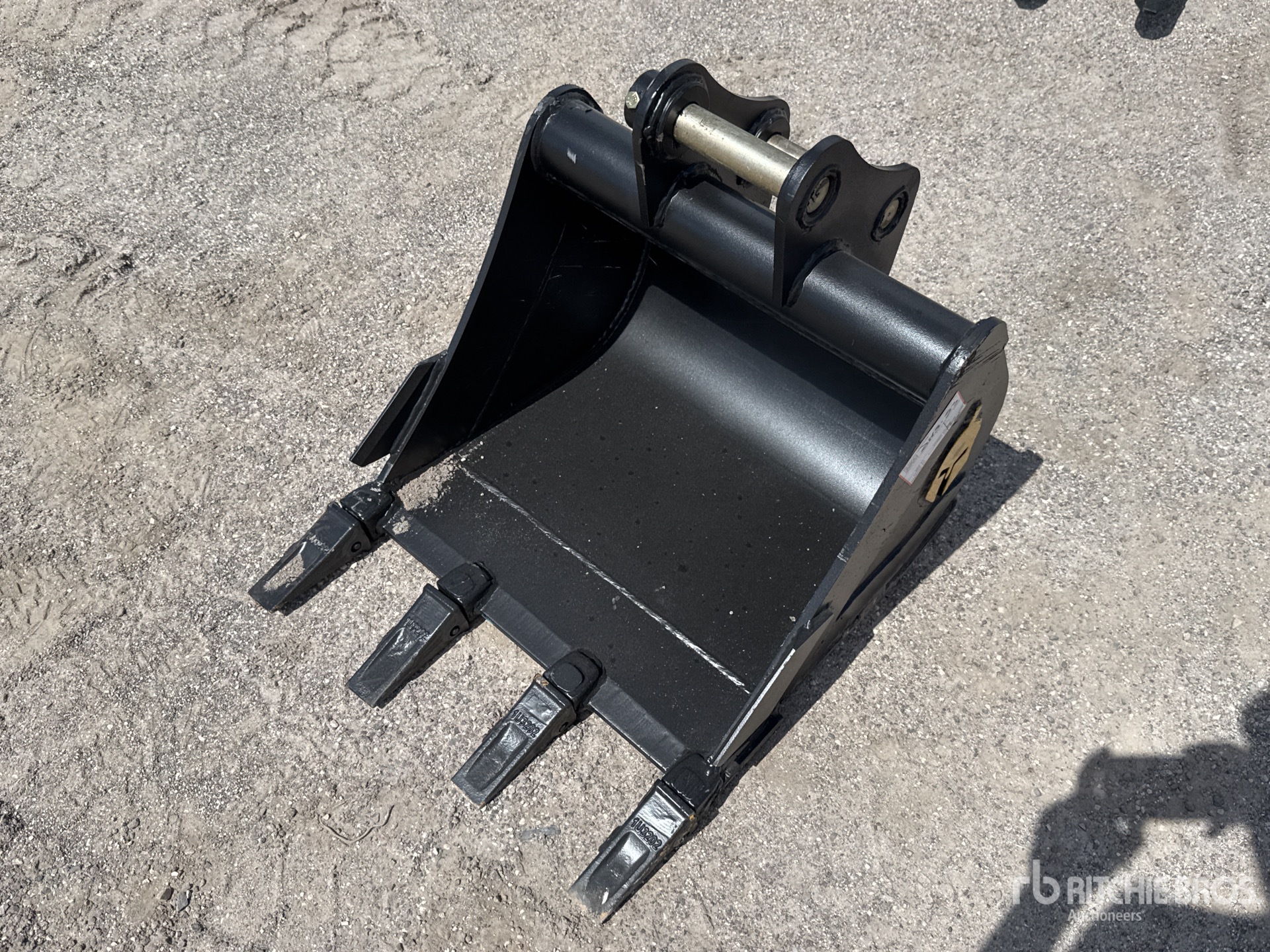 Trojan 35CL 24 in Digging Excavator Bucket - Fits 40 mm Cat 303, 303.5, 304 Case, New Holland, Kobelco SK35 Deere/Hitachi 35D/G (Unused)