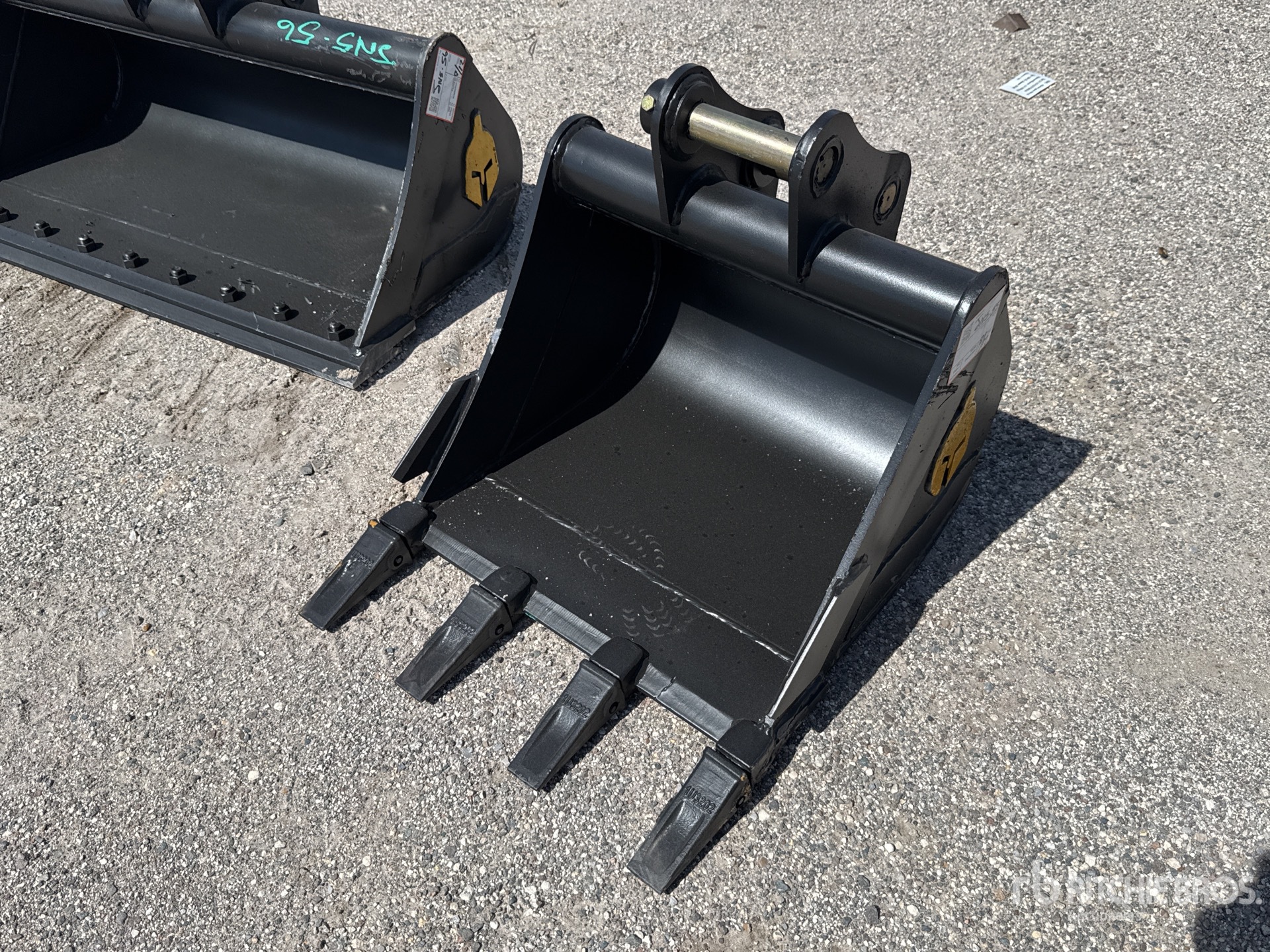 Trojan 35CL 24 in Digging Excavator Bucket - Fits 40 mm Cat 303, 303.5, 304 Case, New Holland, Kobelco SK35 Deere/Hitachi 35D/G (Unused)