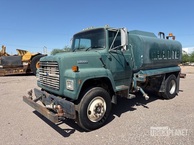 1996 Ford LN8000 2500 gal 4x2 شاحنة مياه