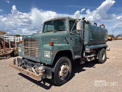 1996 Ford LN8000 2500 gal 4x2 شاحنة مياه