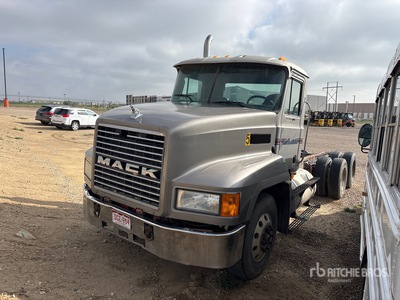 2000 Mack CH613 6x4 を見 Cab and Chassis (Inoperable)