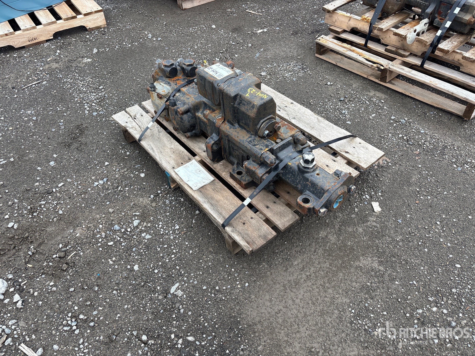Tamrock HL1000 fits CHA1100 drill Hammer Bit