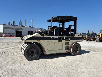1989 Ingersoll Rand PT240R 8 Wheel Pneumatic Roller