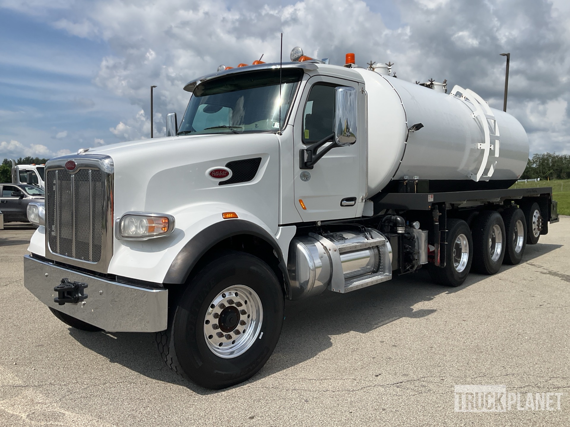 2020 Curry on 2021 Peterbilt 567 10x4 صهريج شفاط