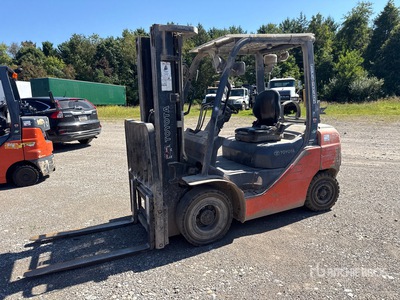 2016 Toyota 8FGU25 4500 lb Cushion Tire フォークリフト