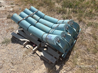 Quantity of (4) 42 in Conveyor Rollers Divers. Equipement pour granulat