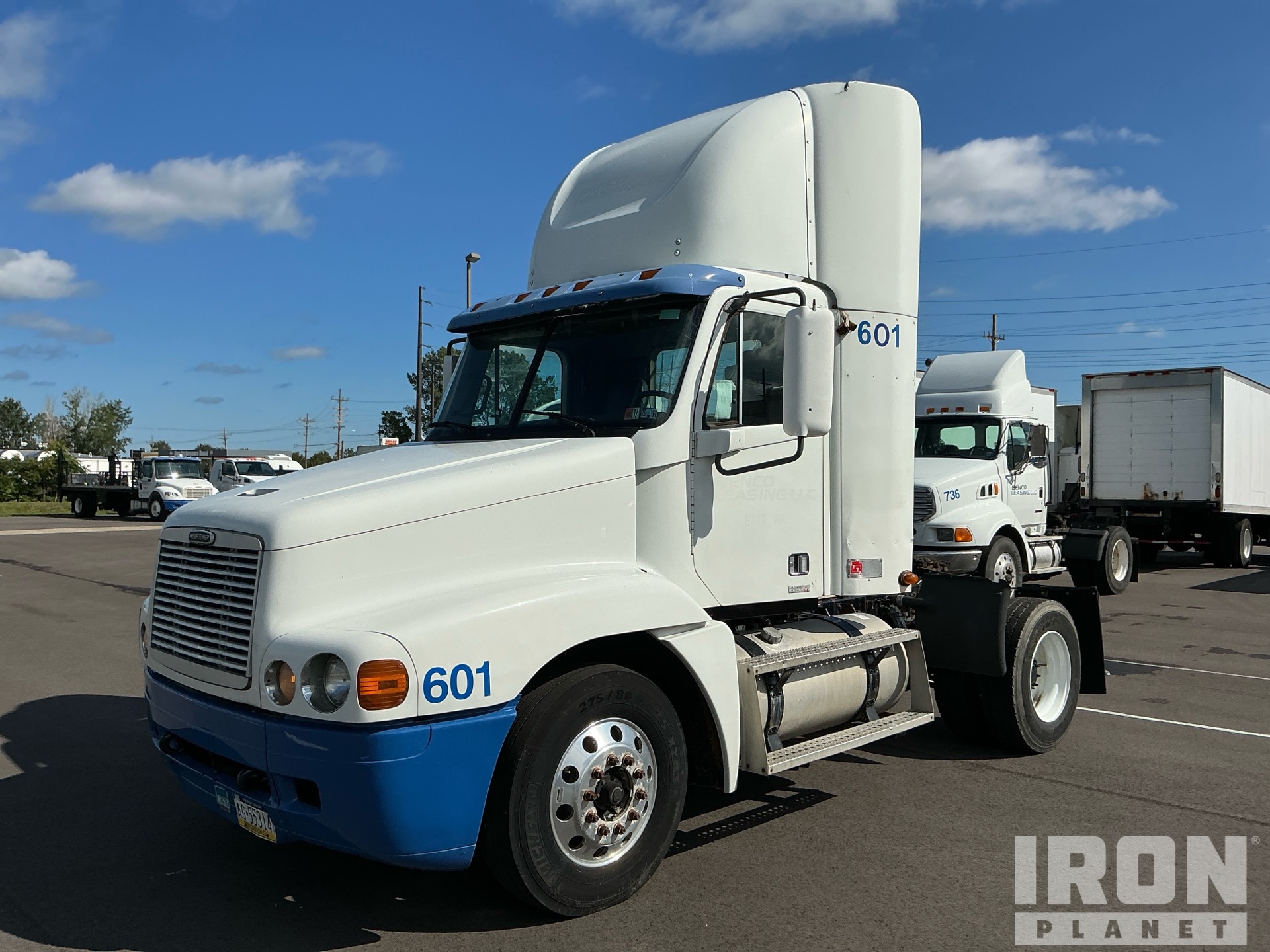 2000 Freightliner Columbia 120 4x2 S/A Day Cab Truck Tractor