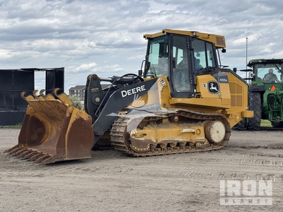2022 John Deere 655K جرافة محملة مجنزرة