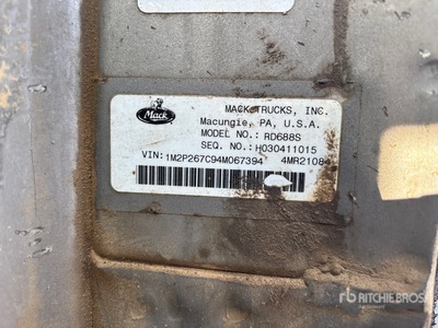 2004 Mack RD688S Cabina y chasis