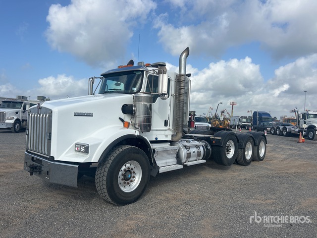 2013 Kenworth T800 8x4 Heavy Haul Tri/A Day Cab Truck Tractor