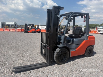 2011 Toyota 8FGU30 6000 lb Cushion Tire Montacargas / Gabelstapler