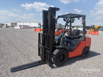2012 Toyota 8FGU30 5620 lb Cushion Tire Montacargas / Gabelstapler