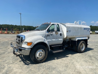 2007 Ford F-750 4x2 شاحنة مياه
