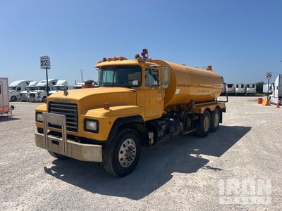 2000 Mack RD688S 3500 gal 6x4 شاحنة مياه