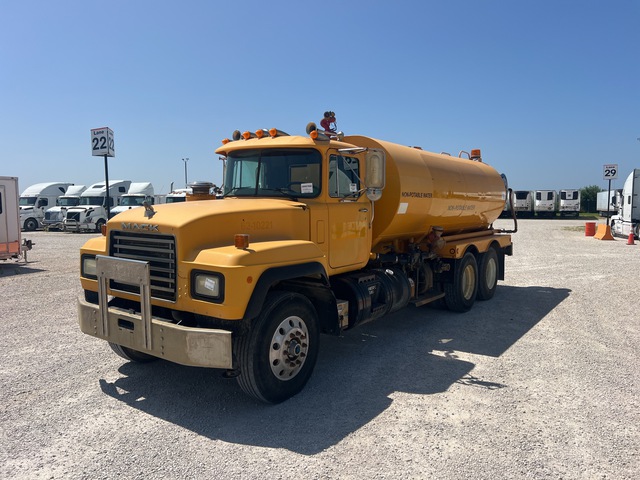 2000 Mack RD688S 3500 gal 6x4 Water Truck