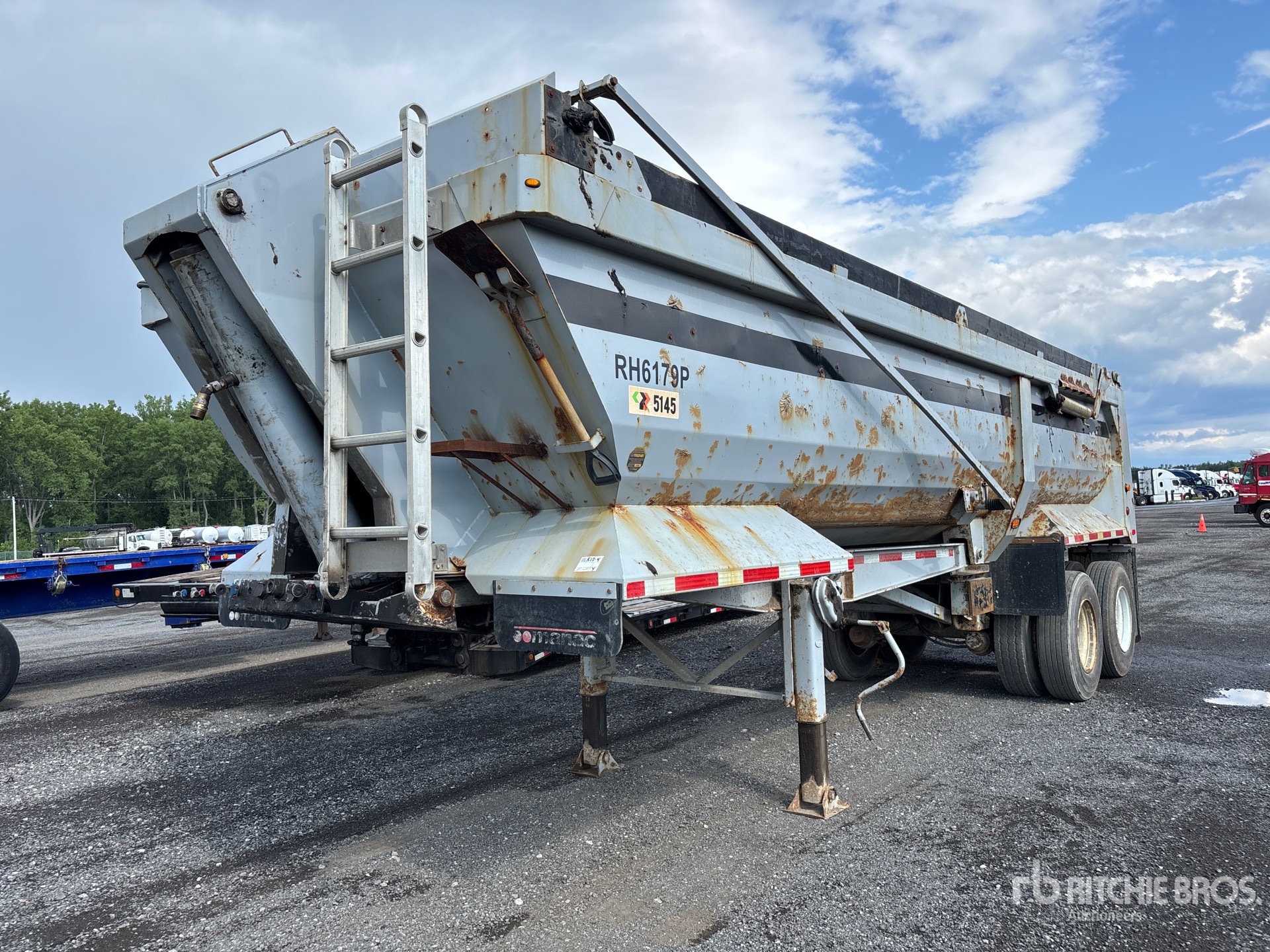 2016 Manac 44226 26 ft T/A Excavation End Dump Trailer