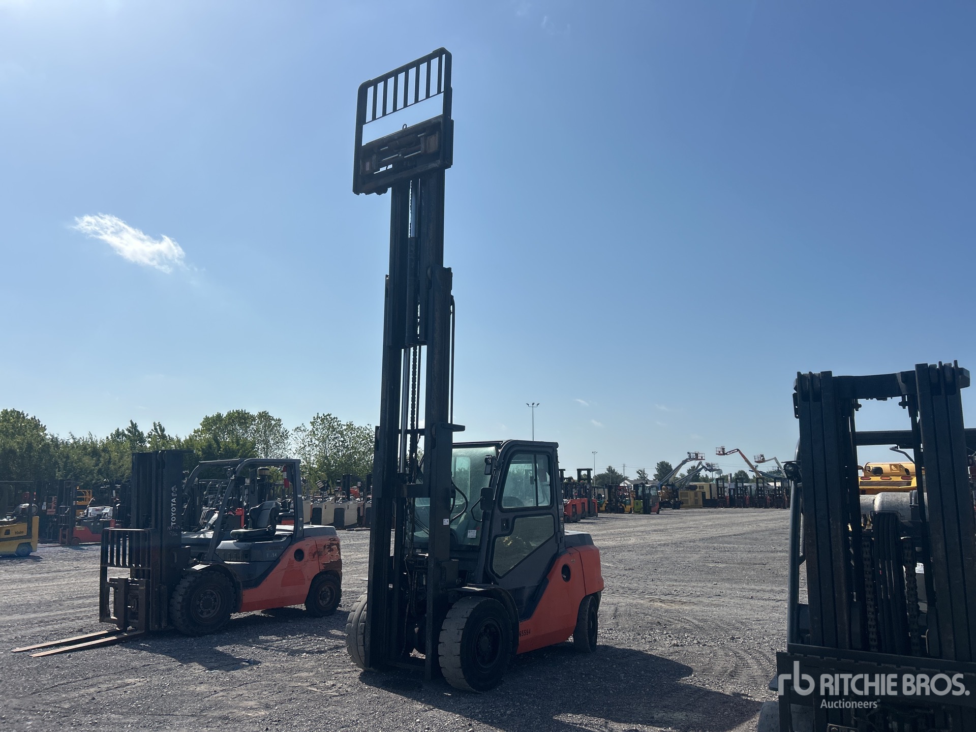 Toyota 8FD45U 8550 lb Pneumatic Tire Forklift