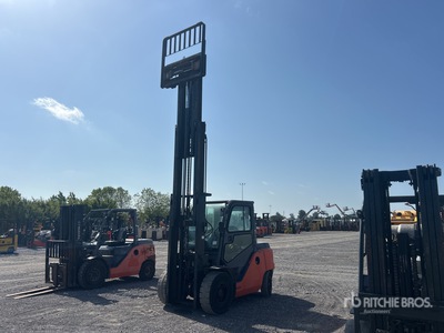 Toyota 8FD45U 8550 lb Pneumatic Tire Forklift