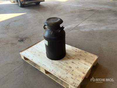 Antique Milk Can معدات زراعية متنوعة