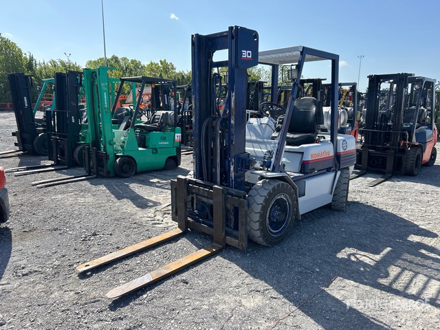 Komatsu FG30G11 6000 lb Pneumatic Tire Forklift