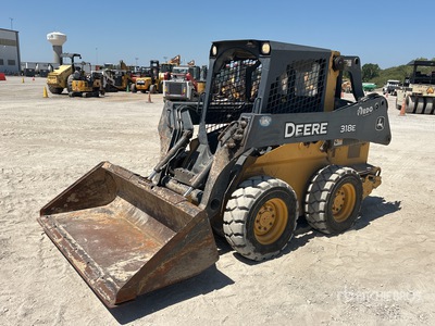 2014 John Deere 318E Minicargadora